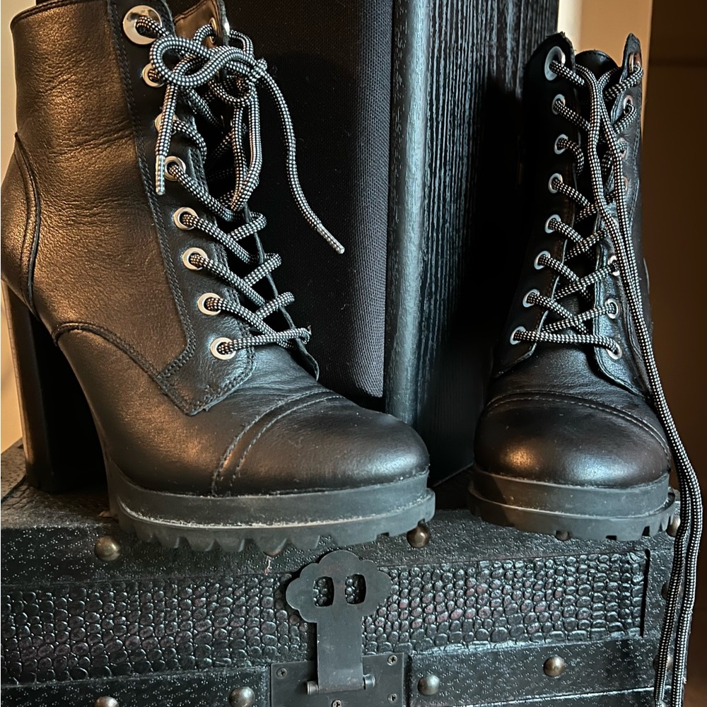 ALDO; Victorian Black Leather Lace-up Boots; sz 8 - Picture 2 of 10